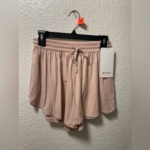 Brand new lululemon shorts size 6 A41